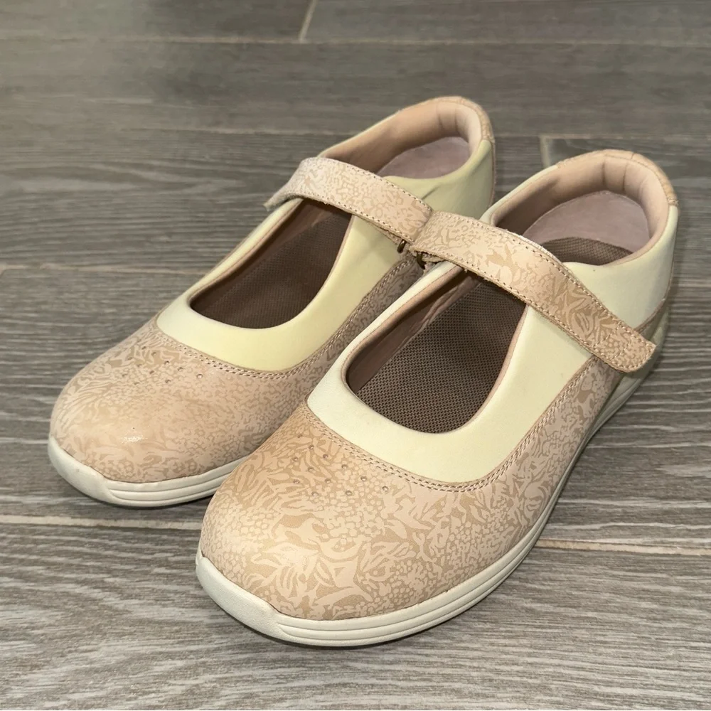 Drew Rose Mary Jane Flats Bone Color Hook & Loop Strap Closure Women’s Size 11W